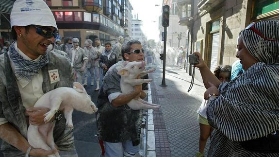 Miembros de Batasuna, con dos cochinillos, durante el paseillo del guarro de 2006