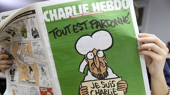 Una mujer lee el ejemplar que publicó 'Charlie Hebdo' tras el atentado. 