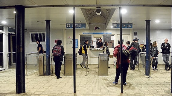 Entrada del polideportivo de Fadura en Getxo donde se hallaron las cámaras en los vestuarios.