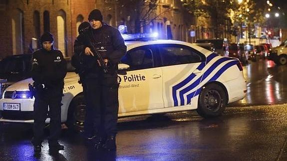 Bélgica. Agentes de policía en las calles de Molenbeek, Bruselas, adonde se produjo una detención vinculada a los atentados en París.