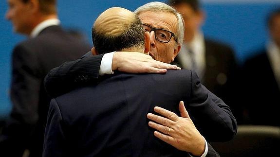 El presidente de la Comisión Europea Jean-Claude Juncker abraza al comisario europeo de Asuntos Económicos y Financieros, el francés Pierre Moscovici en la cumbre del G20.