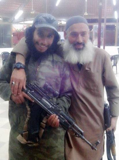 Abdelhamid Abaaoud (I), junto con otro yihadista, en una foto difundida en las redes durante su estancia en Siria.