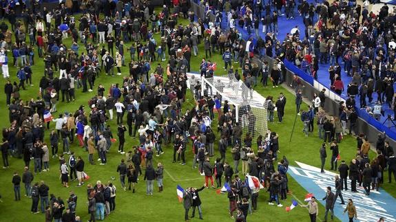 Imagen de los aficionados en el césped del estadio que ha dado la vuelta al mundo.