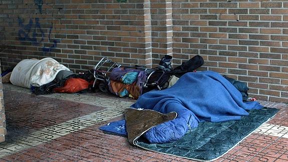 Indigentes duermen en las calles de Vitoria, en una imagen de archivo. 