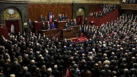 La comparecencia de Hollande ha finalizado con todos los miembros del Parlamento cantando 'La Marsellesa'.