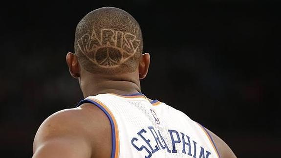 Izututa, triste eta hitzik gabe