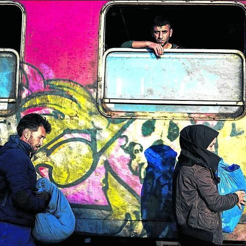 Refugiados abordan en Macedonia un tren con destino a Serbia.