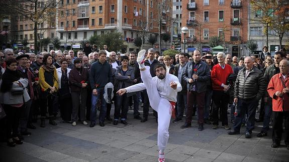 Un dantzari baila un arresku en honor a los dirigentes de HB asesinados. 