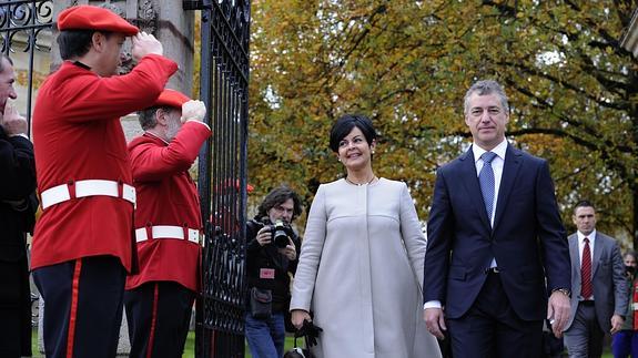 Ertzainas realizan el saludo militar ante el lehendakari Urkullu y su esposa.