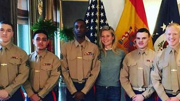 Gwyneth, con los «atractivos» marines de la embajada.