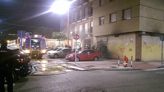 Trabajos de extinción en una lonja, a la altura del número 13 de la calle Arenal. Cristina Ortiz