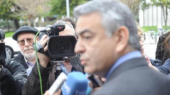 Fede García, atento a las declaraciones a la prensa de Javier de Andrés. 