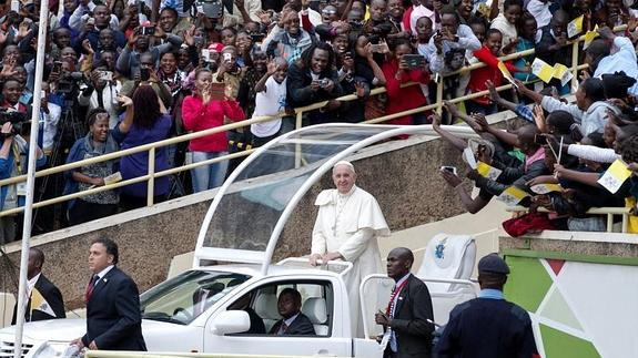 El papa Francisco saluda a los fieles en Nairobi.