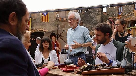 Karra Elejalde y Dani Rovira se integran en el mundo catalán disfrutando de una calçotada.