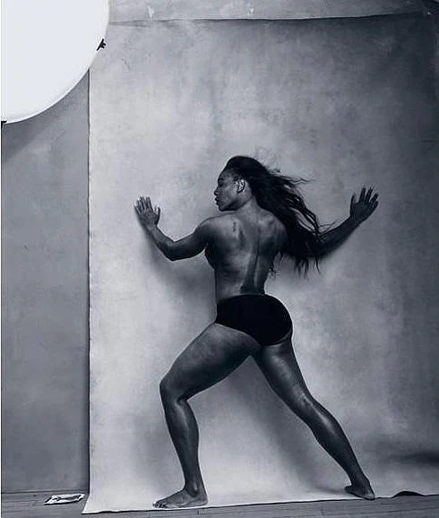 Serena Williams posa en una de las imágenes del calendario.
