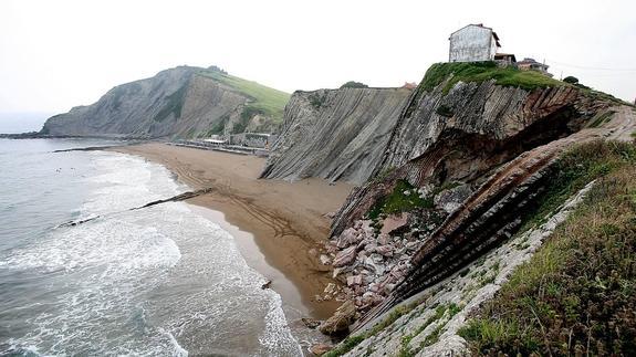¿Qué tal una excursión en barco por los acantilados de Zumaia a Deba? 