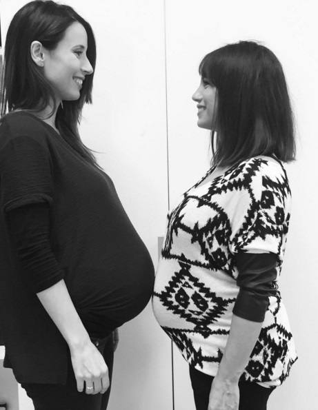 Barbara Goenaga y una compañera de trabajo muestran su embarazo.