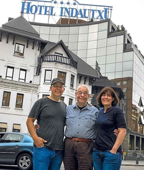 John Veit-Wilson, primer bebé alumbrado en ‘La Gota de Leche’, posa con su hijo y su nuera frente al emblemático edificio. A la derecha, en brazos del doctor Echevarría nada más nacer. 