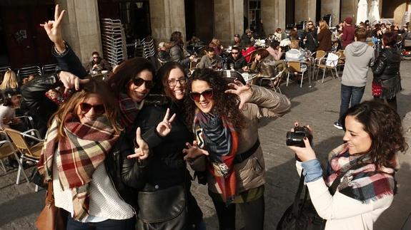 Un grupo de chicas se hace una divertida foto en la plaza de España, este puente. 