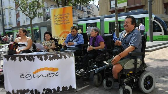 Miembros de Eginaren Eginez durante la rueda de prensa que dieron en julio de 2013