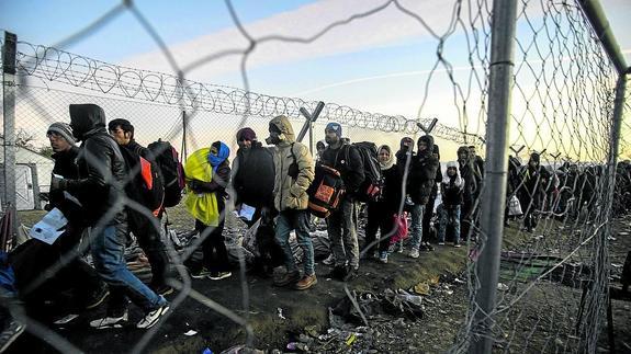 Un grupo de refugiados hace cola esta semana para ser identificados en la frontera entre Grecia y Macedonia.