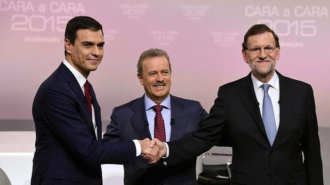 Pedro Sánchez y Mariano Rajoy se saludan en presencia del moderador, Manuel Campo Vidal.