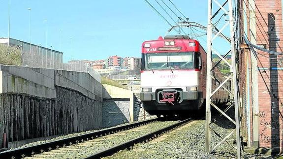 La salida del túnel del Serantes está tapiada desde hace años.