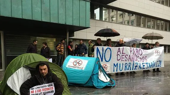 Protesta para pedir la paralización del desalojo del Hogar de Murrieta.