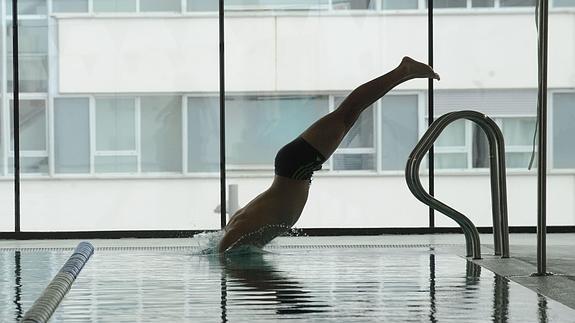 Un nadador se tira de cabeza a la piscina del centro cívico de Salburua