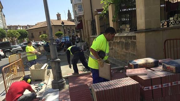 Operarios arreglando un tramo de calle.