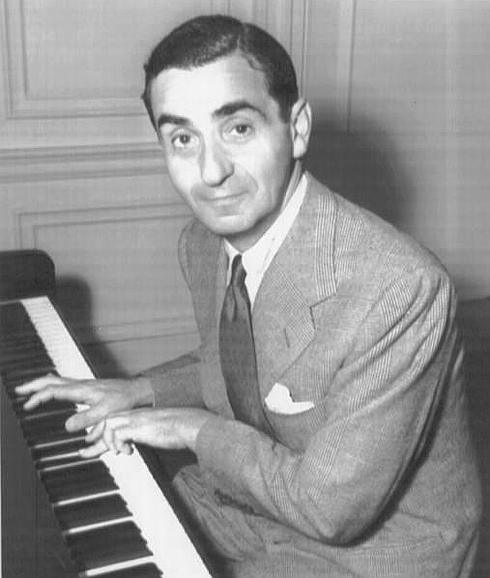 Irving Berlin, compositor de 'White Christmas', al piano en 1941. 