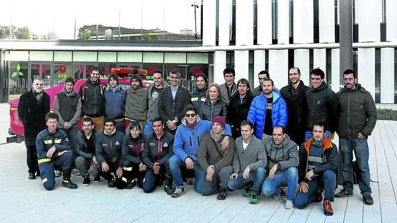 Foto de familia de los nuevos bomberos para el parque de Aguirrelanda. 