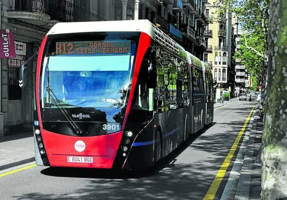 Uno de los autobuses articulados de alta capacidad que circulan por Barcelona. 