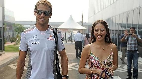 Jenson Button y Jessica Michibata.