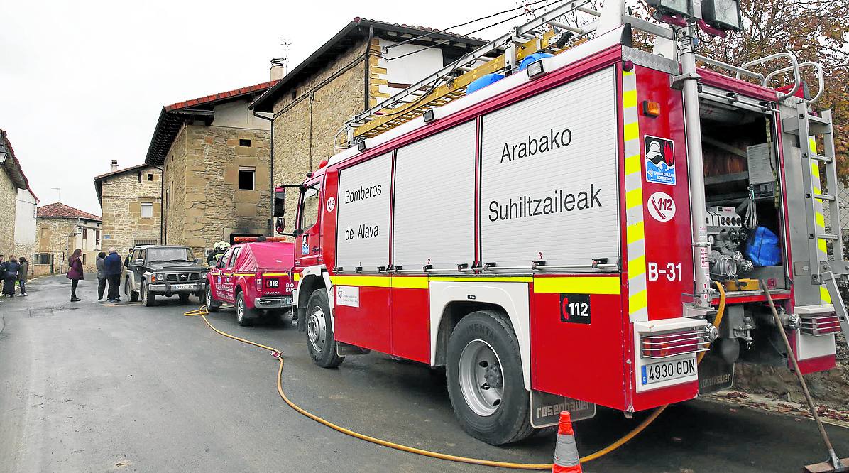 Bomberos intervienen en el incendio desatado a principios de mes en una vivienda en Tuesta. 