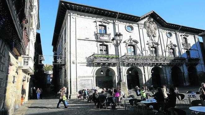 Vista del Ayuntamiento de Mondragón, donde siempre se ha impuesto el nacionalismo en cualquiera de sus dos sensibilidades -PNV o izquierda abertzale-. 