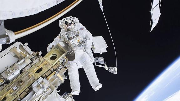El astronauta llamó desde la Estación Espacial Internacional.