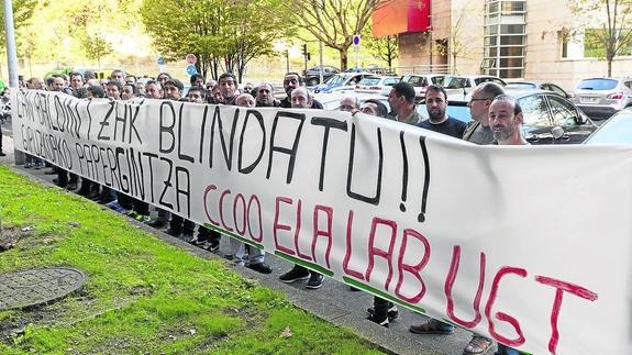 Protesta en San Sebastián de trabajadores del papel por el convenio.