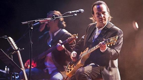 El 'zasca' de Los Secretos a una fan que les acusa de «apoyar el maltrato animal»