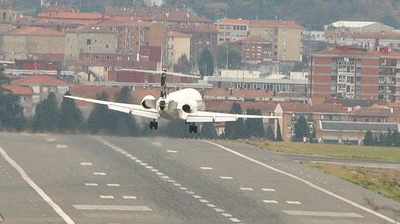 Un avión aterriza con dificultades en el aeropuerto de Loiu.