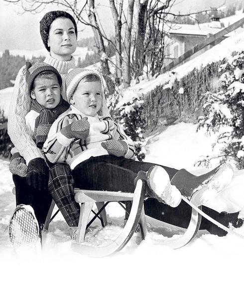 La Princesa Grace, con sus hijos Carolina y Alberto, a principios de los sesenta, durante unas vacaciones en Gstaad, en cuyo prestigioso internado estudió Rainiero.