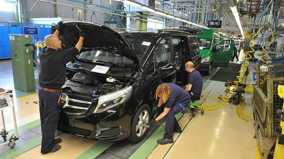 Trabajadores alaveses de Mercedes, una de las industrias más potentes de Euskadi. 