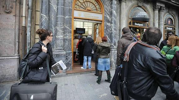 La gente forma cola para comprar la lotería del Niño en Bilbao.