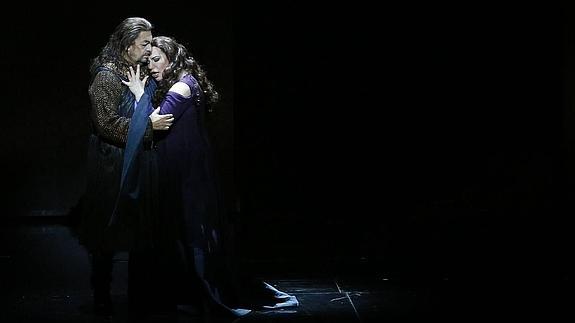 Plácido Domingo, en el papel Macbeth, el pasado mes de diciembre en el Palau de les Arts de Valencia. Le acompaña la mezzo Ekaterina Semenchuk.