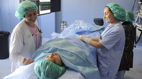 Una paciente se somete a una colonoscopia en Vitoria.