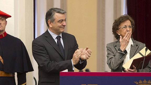 Homenaje de la Diputación a Jesús Velasco, en 2012. En la imagen, Javier de Andrés junto a la viuda, Ana María Vidal Abarca. 