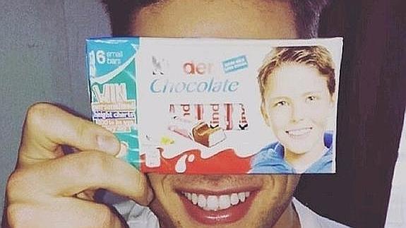 El joven se esconde tras una caja de Kinder.