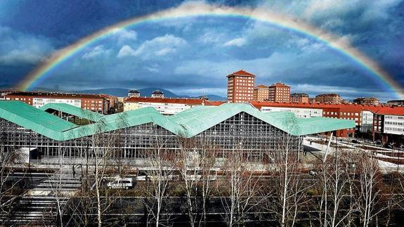 El arcoíris se muestra sobre el verde tejado de la nueva estación de autobuses de la plaza Euskaltzaindia .