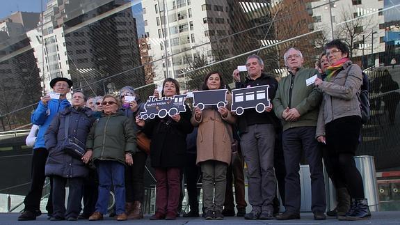 Los responsables de la plataforma ciudadana Sare presentan su nueva iniciativa en Bilbao. 