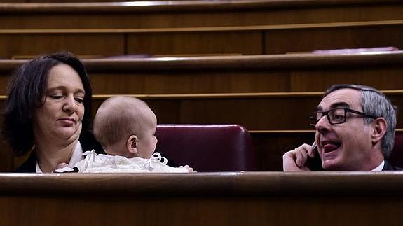 La diputada de Podemos Carolina Bescansa ha acudido al Congreso acompañada de su bebé.